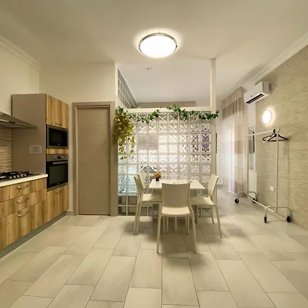 Central Apartments クロトーネ