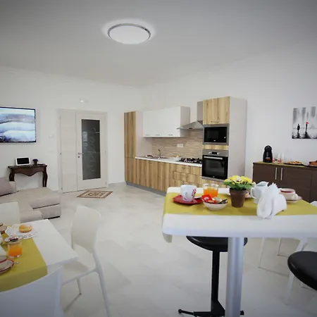 Central Apartments 4* クロトーネ