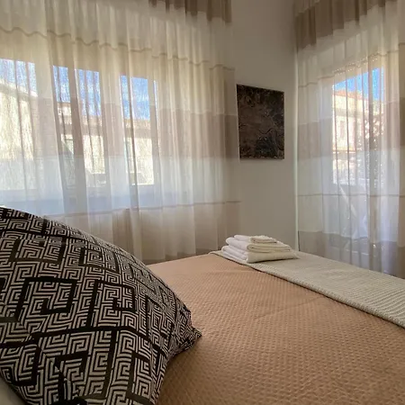 Central Apartments 4* 크로토네