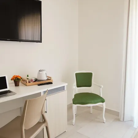 Central Apartments Кротоне