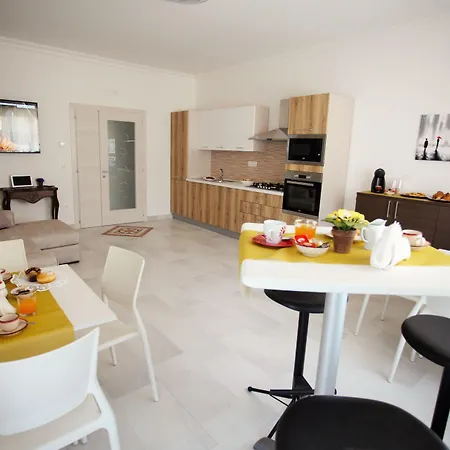 Central Apartments Кротоне