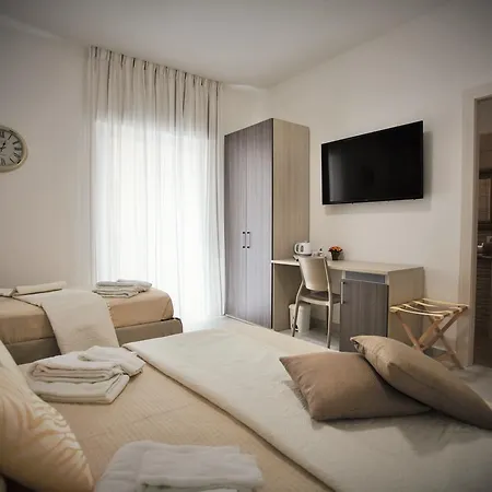 Central Apartments 4* 크로토네