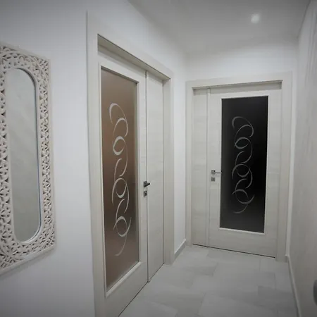 Central Apartments 크로토네