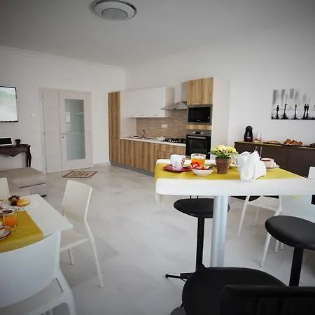 Bed & Breakfast Central Apartments 4*